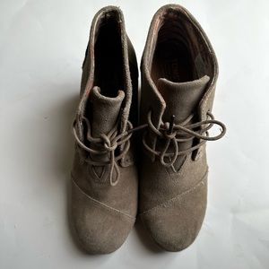 Toms Desert Taupe Brown Suede Lace Up Boots Wedge Ankle Booties Women's Size 9.5